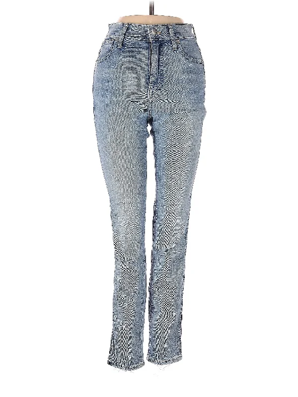 Mid-Rise Straight-leg Jeans in Light Wash